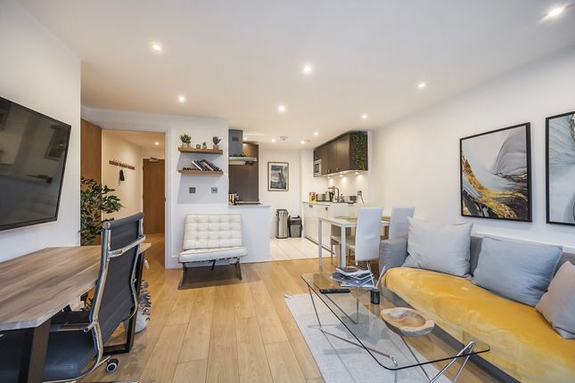 Duplex to rent in Shepherdess Walk, London