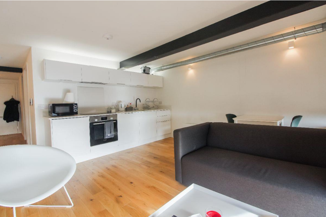 1-bed flat on Elisabeth Gardens, Stockport, £1,000/mo