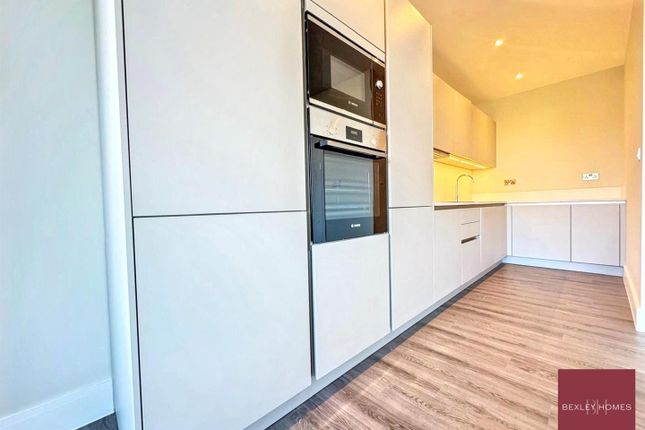 Flat 1, River Cray House, 154 Crayford Road, Crayford photo 4