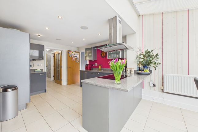 22, Newbery Close, Caterham photo 4