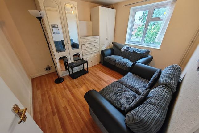 Flat 4, 76, Dabbs Hill Lane, Northolt photo 4
