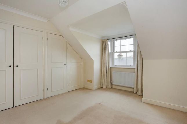 Town house to rent in Wedgewood, Cobham, Surrey