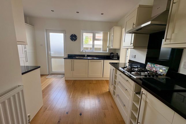 32 Manscombe Road, Torquay photo 4