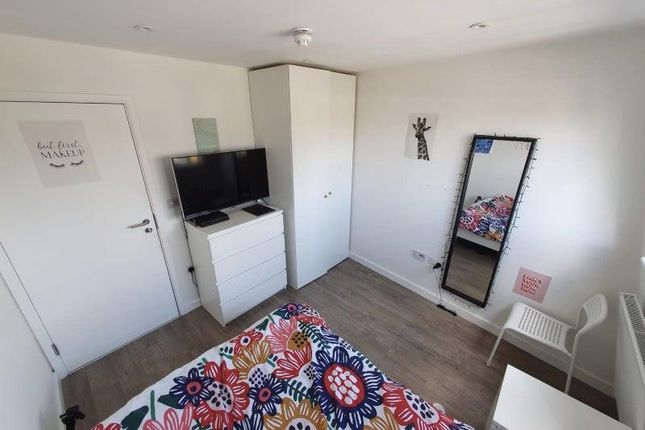 Room 4, 14a Park Parade, Gunnersbury Avenue, London photo 3