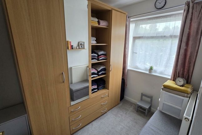 98 Whitton Walk, LONDON photo 5