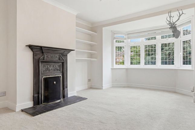 32 Grange Court Upper Park, Loughton photo 2