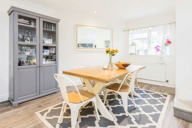 Flat B, 72, Ravenslea Road, London photo 4