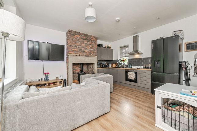 5, Hand Bank Lane, Mirfield photo 2