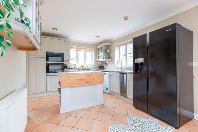 6 Peacemarsh Farm Close, Gillingham photo 2