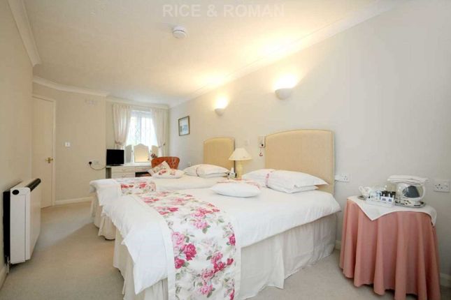 Flat to rent in Royston Court, Hinchley Wood