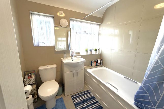 211A, Roxeth Green Avenue, Harrow photo 4