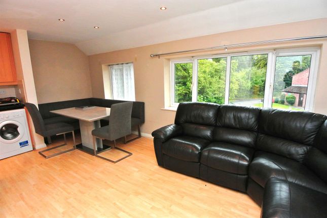 1b, Blays Close, Egham photo 3