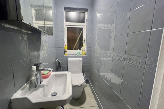 77, The Croft, Wembley photo 4