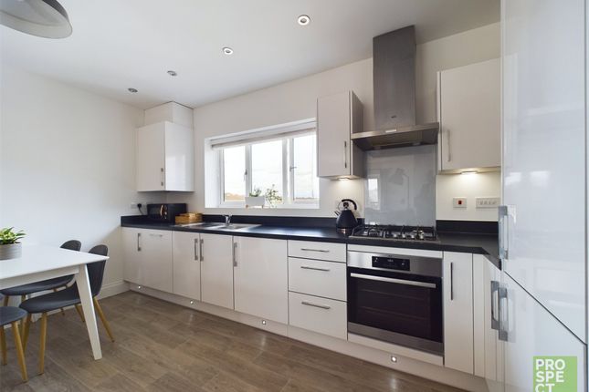 Flat for sale in Shipridge Drive, Spencers Wood, Reading, Berkshire