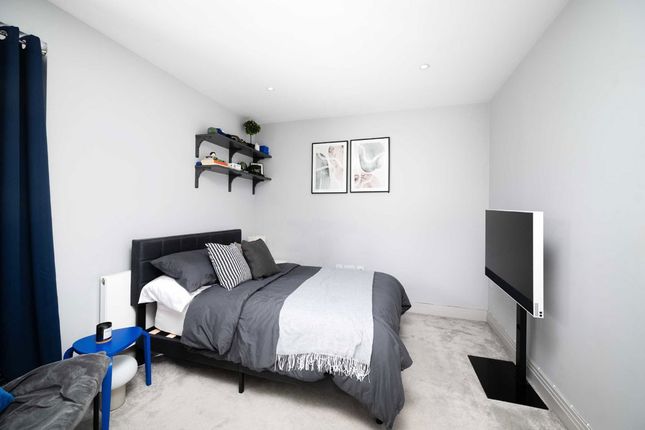Flat 3, 1, Adams Close, London photo 4