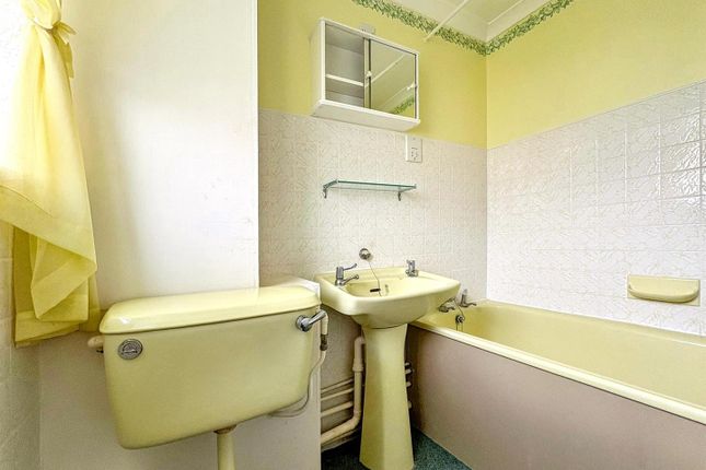 2, Biscay Avenue, Eastbourne photo 4