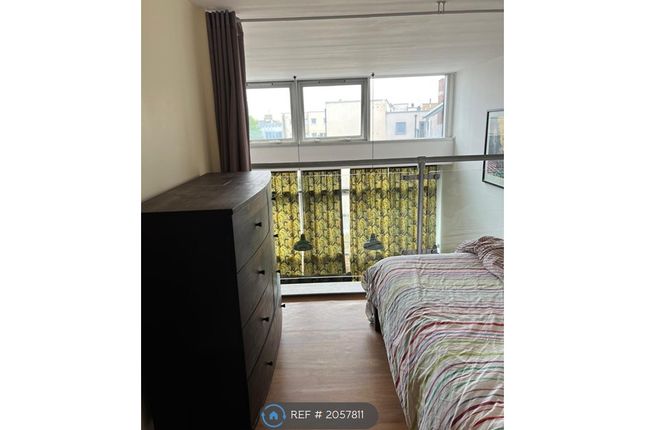 Flat to rent in King Edward's Road, London