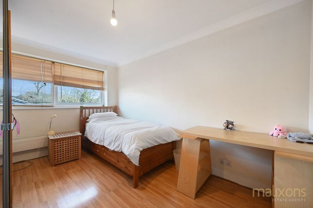 6 Hollman Gardens, London photo 3