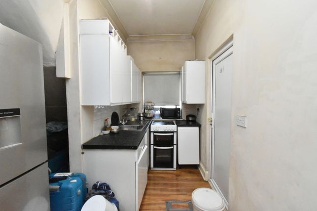 Studio, 16 Twickenham Gardens, GREENFORD photo 4