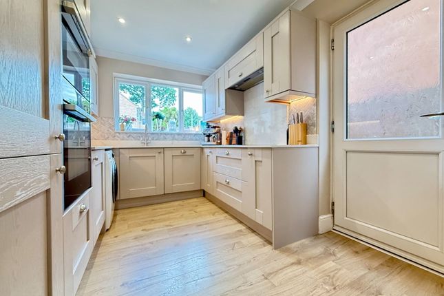 31, Parker Close, Rainham photo 4