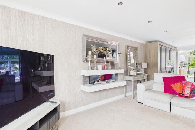 17, Osprey Close, Dukinfield photo 4