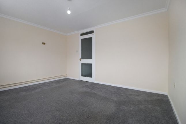 17, Hawkins Close, Harrow photo 4