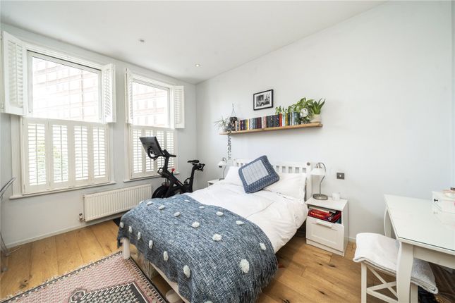 Flat for sale in Rowfant Road, Balham, London