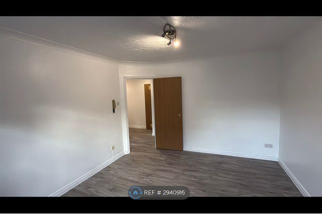 Flat  Pear Tree Court, The Maultway North, Camberley photo 4