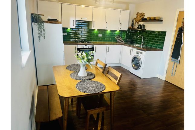 Flat 9/Peakes House, 1 Cairns Avenue, London photo 2