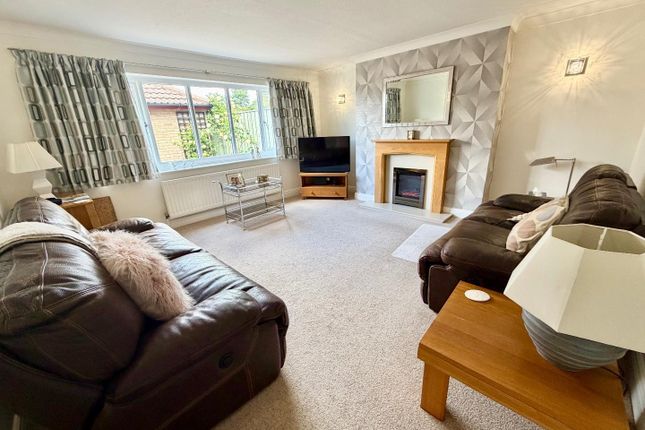 12, Eglinton Avenue, Guisborough photo 2