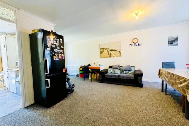 25, Jubilee Close, Pinner photo 2