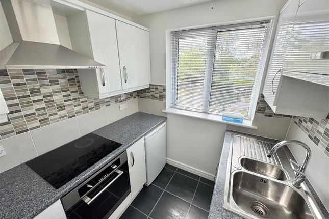 98, Pinewood Court, Wilmslow photo 2