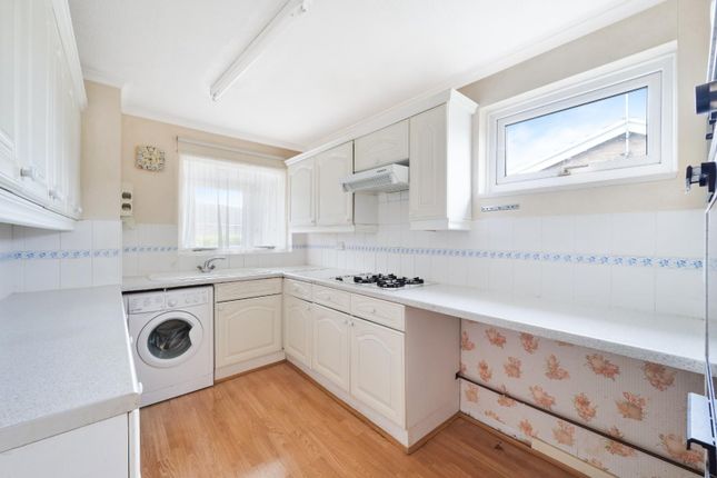 26, Headley Grove, Tadworth photo 3