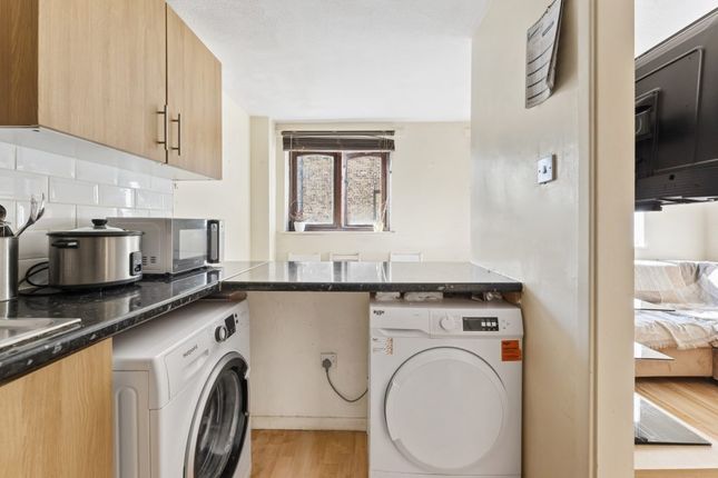 7, Lincoln Court, Gants Hill photo 5