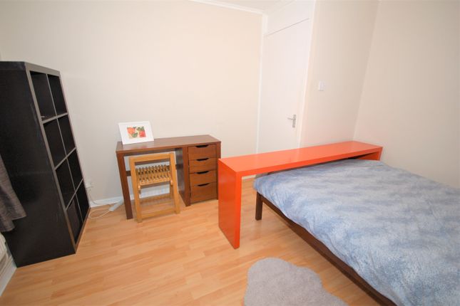 94, Mowatt Close, London photo 5