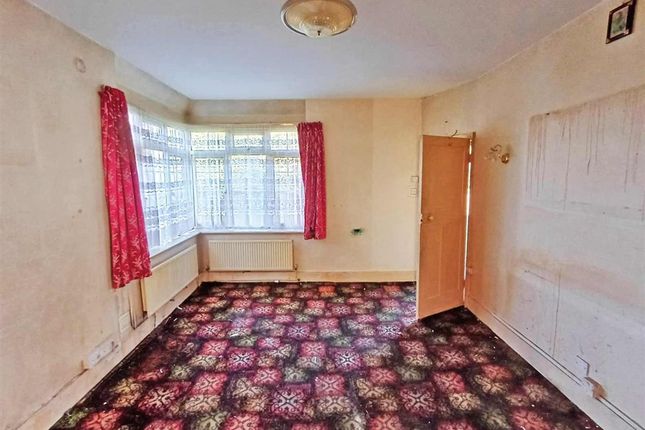 2 Greaves Cottages, Harbet Road, London photo 3