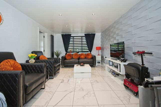 Flat for sale in Roma House, Vellacott Close