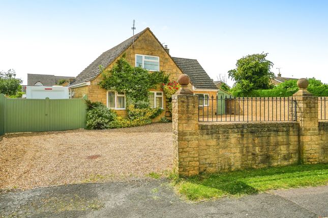 Thumbnail Detached house for sale in Swinbrook Road, Carterton