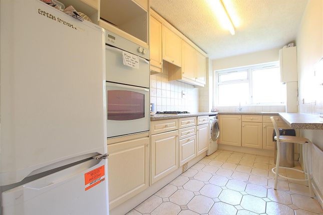 Flat to rent in Field Road, Feltham