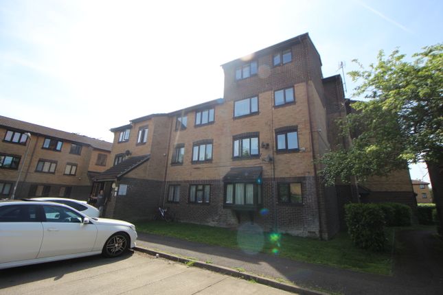 Flat to rent in Conway Gardens, Grays