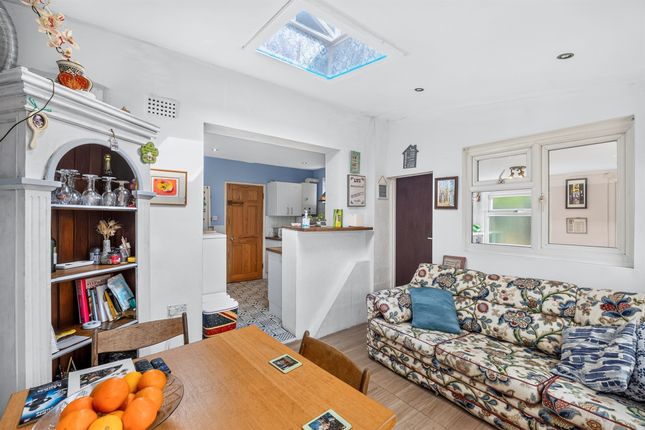 18, Chester Gardens, Morden photo 4