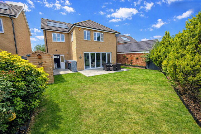 19, Millfield Gardens, Milton Keynes photo 4