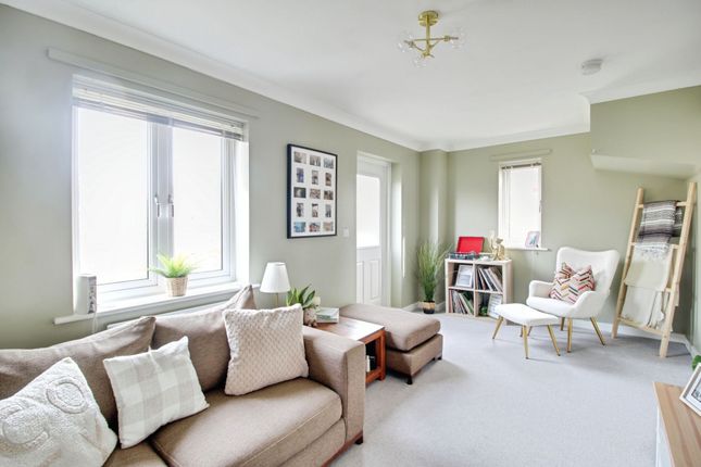 6 Cinnabar, Swindon photo 4
