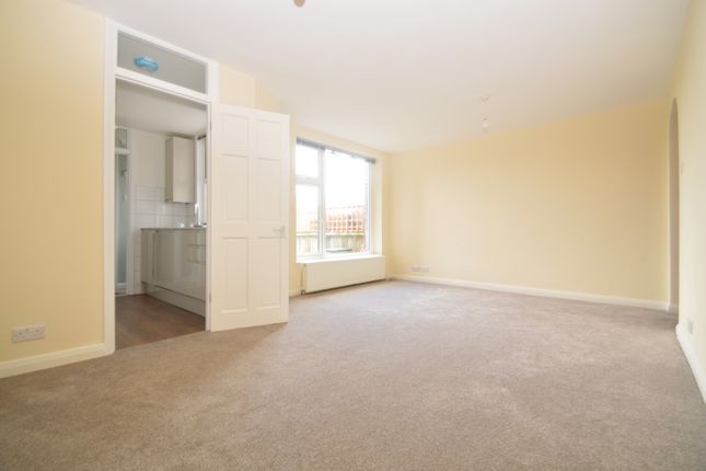 Thumbnail Maisonette to rent in Cantwell Road, London