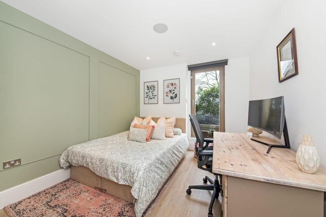 Flat for sale in Thurlow Park Road, Dulwich, London