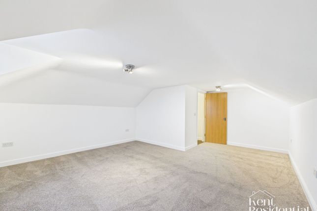 Flat 4, East Court House, Sittingbourne photo 2