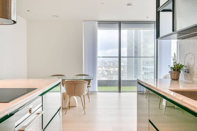 Flat for sale in Bagshaw, Canary Wharf, London