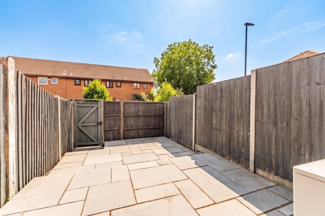 38 Nuthatch Gardens, Thamesmead, London photo 4