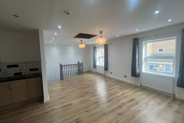 Flat to rent in Westwell Road Approach, London