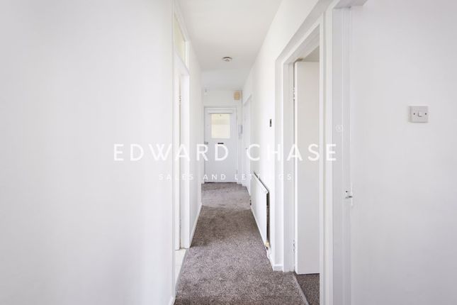 3 Tomswood Court, Tomswood Hill, Ilford photo 2